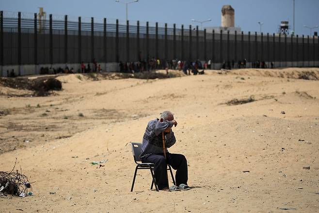 한 팔레스타인 남성이 28일(현지시간) 이집트 국경 인근 가자지구 라파 난민 수용소에서 힘없이 앉아 있다. AFP연합뉴스