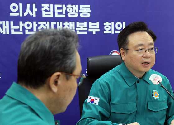 Health Minister Cho Kyoo-hong presides over a Central Disaster and Safety Countermeasure Headquarters meeting on Monday at Sejong Government Complex in Sejong. [YONHAP]