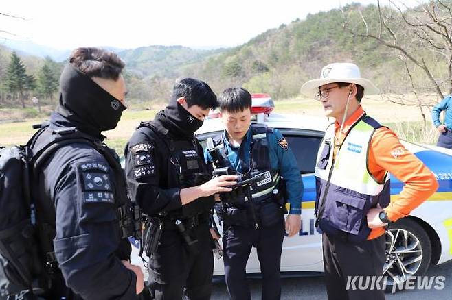 육군 22사단과 강원 고성경찰서, 지역 자율방범대로 구성된 민·군·경 합동순찰반이 29일 민간인 통제선 이북지역을 중심으로 민간인 불법출입 단속을 벌이고 있다.