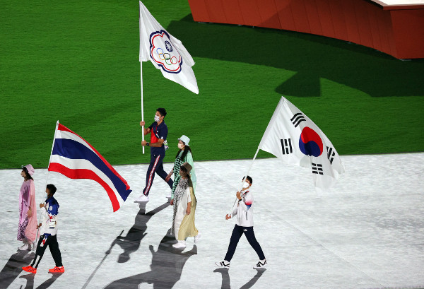근대5종 동메달리스트 전웅태(오른쪽)가 2020 도쿄올림픽 폐회식에서 태극기를 들고 입장하고 있다. 당시 코로나19 여파로 경기를 마치면 48시간 내 귀국해야 한다는 규정에 따라 폐막식에 많은 선수들이 참가하지 못했다. 뉴시스
