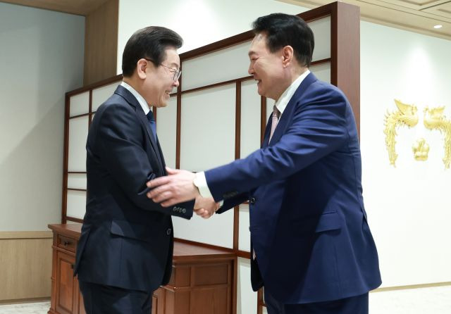 윤석열 대통령이 29일 서울 용산 대통령실에서 열린 영수회담에서 집무실에 도착한 더불어민주당 이재명 대표를 맞이하며 악수하고 있다. 연합뉴스