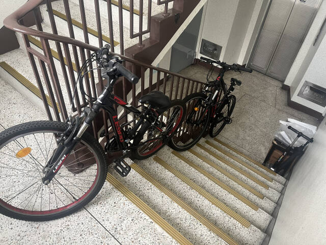 28일 오전 11시께 찾은 인천 남동구 한 아파트 계단 난간 옆에 자전거 2대가 나란히 묶여 있다. 김샛별기자