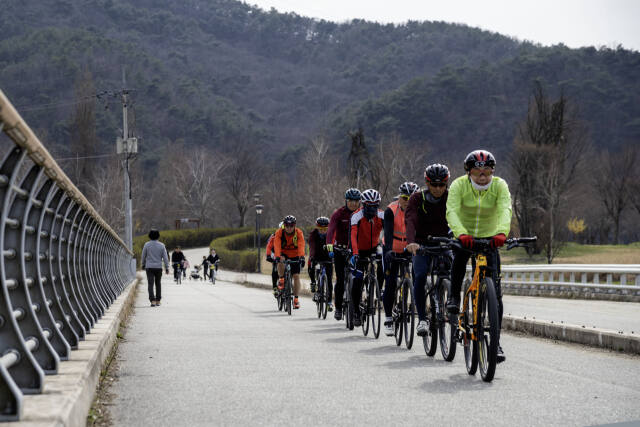 서울에서 충주를 잇는 남한강 자전거길 여주구간에서 자전거를 즐기는 라이더들. 여주시 제공