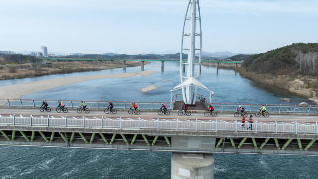 서울에서 충주를 잇는 남한강 자전거길 여주 강천보에서 자전거를 즐기는 라이더들. 여주시제공