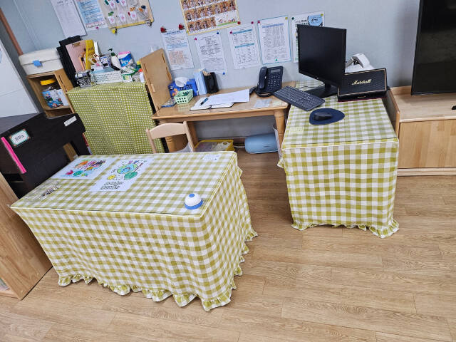 인천 공립유치원 교사가 사용하는 유아용 책상과 의자. 전교조 인천지부 제공