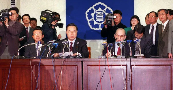 임창렬 경제부총리와 미셸 캉드쉬 국제통화기금(IMF) 총재가 1997년 12월 3일 구제금융 협상 타결을 발표하는 모습. <매경DB>
