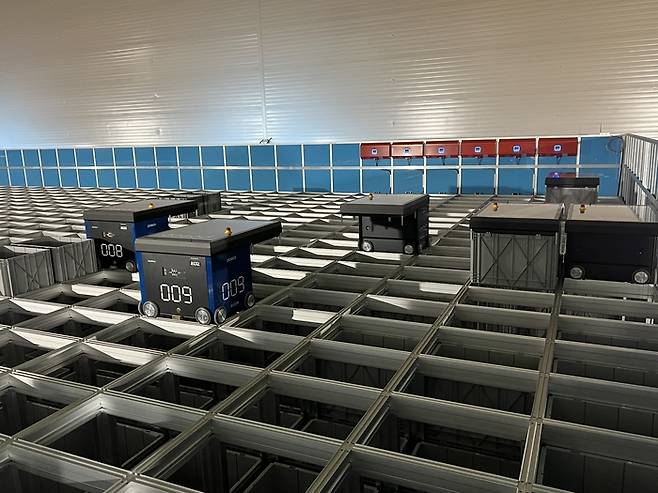 로봇이 자동으로 자재를 저장하는 큐브형 창고인 오토스토어(Auto Store)의 모습. [사진 = 포스코DX]