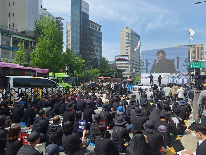 29일 오후 2시쯤 서울 지하철 시청역 7번 출구 앞에서 악성 민원 희생 추모 집회가 열렸다. /사진=김지은 기자