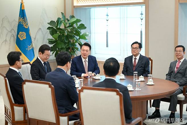 [서울=뉴시스]윤석열 대통령이 29일 서울 용산 대통령실 집무실에서 열린 더불어민주당 이재명 대표와의 영수회담에서 발언하고 있다. (사진=대통령실 제공) 2024.04.29. photo@newsis.com *재판매 및 DB 금지 /사진=조수정