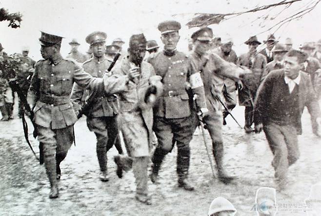 윤봉길 의사는 폭탄 투척 후 그 자리에서 체포돼 육군 형무소에 수감됐다. 그는 사형 집행으로 24세에 세상을 떠났다. 사진은 폭탄 투척 의거 후 일본 경찰에게 잡혀 압송되는 윤봉길. /사진= 독립기념관