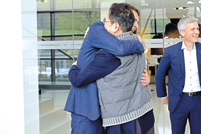 이재용 삼성전자 회장이 26일(현지시간) 독일 오버코헨 자이스 본사에서 크리스토퍼 푸케(왼쪽) ASML 신임 CEO를 만나 포옹하고 있다. [삼성전자 제공]
