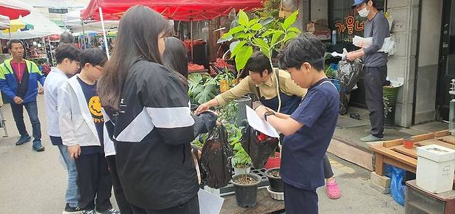 유성시장 체험하는 대전장대초등학교 학생들 *재판매 및 DB 금지