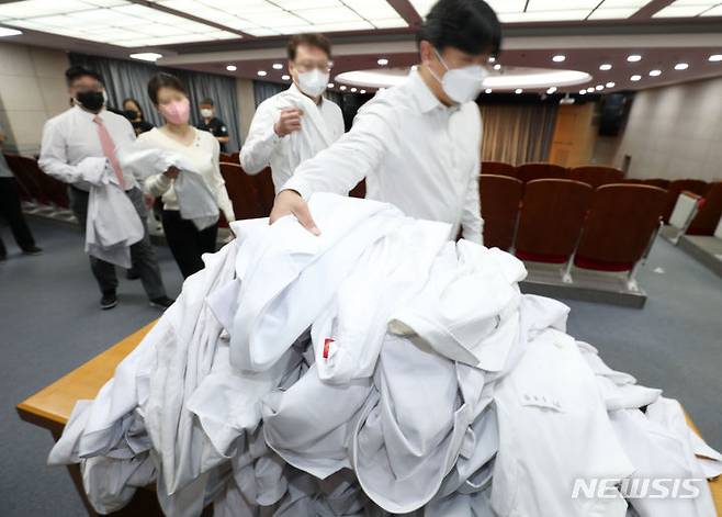 [익산=뉴시스] 김얼 기자 = 원광대학교병원 의료진들이 29일 전북 익산시 원광대학교병원 대강당에서 사직서를 제출하고 의사가운을 반납하고 있다. 2024.04.29. pmkeul@newsis.com