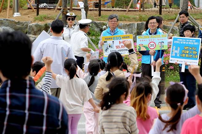 [뉴시스=당진]현대제철 당진제철소가 실시한 교통 안전 문화 확산 캠페인 모습.(사진=현대제철 당진제철소) 2024.04.29. *재판매 및 DB 금지