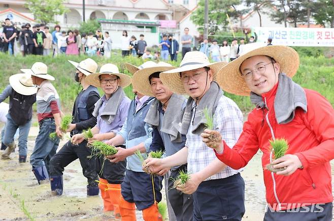 [괴산=뉴시스] 연종영 기자 = 송인헌 충북 괴산군수와 쌀전업농괴산군연합회 회원들이 29일 사리면 이관식씨 농가에서 풍년을 기원하는 올해 첫 친환경 벼 모내기를 하고 있다. (사진=괴산군 제공) 2024.04.29. photo.newsis.com