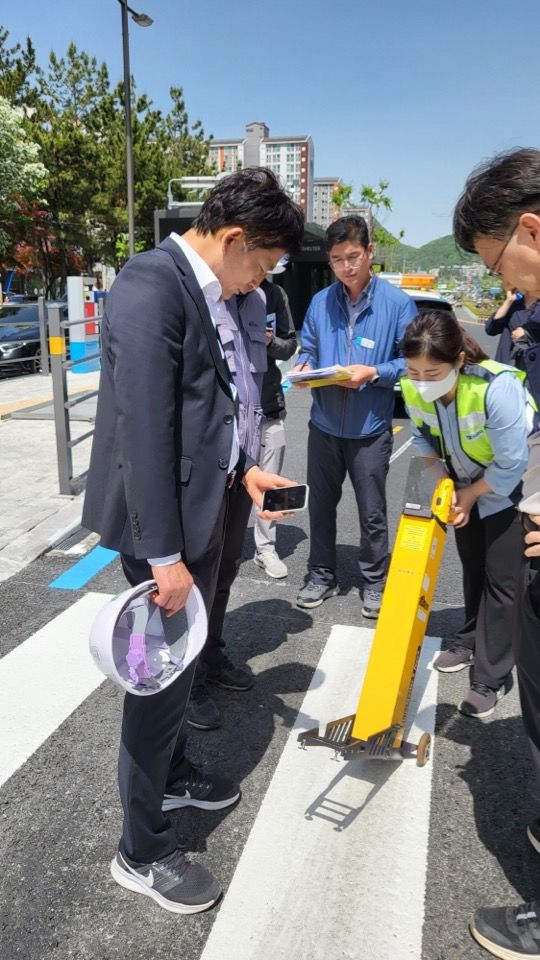 [창원=뉴시스] 박해정 경남 창원시의원이 지난 25 원이대로 S-BRT(고급 간선 급행버스 체계) 1단계 공사 구간에서 차선도색에 대한 현장점검을 하고 있다. (사진=독자 제공). 2024.04.29. photo@newsis.com *재판매 및 DB 금지