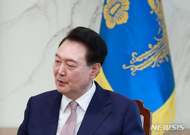 [서울=뉴시스] 전신 기자 = 윤석열 대통령이 29일 서울 용산 대통령실 청사에서 열린 이재명 더불어민주당 대표와의 영수회담에서 발언하고 있다. (대통령실통신사진기자단) 2024.04.29. photo1006@newsis.com