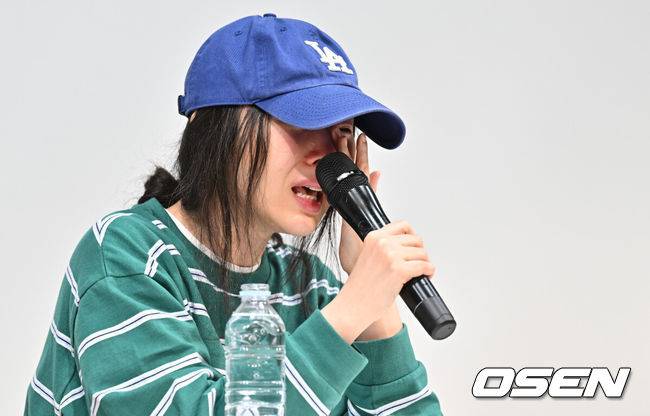 [OSEN=조은정 기자]하이브 산하 레이블 어도어의 대표 민희진이 25일 오후 서울 서초구 한국컨퍼런스센터에서 경영원 탈취 시도 의혹 관련 긴급기자회견을 열었다.앞서 하이브는 민희진 대표가 뉴진스를 데리고 본사로부터 독립하려 한다는 제보를 받아 관련 증거 수집에 나섰다.&nbsp;하이브는 A 씨 등 어도어 경영진이 대외비인 계약서를 유출하고, 하이브가 보유하고 있는 어도어 주식을 팔도록 유도했다는 정황을 포착해 감사권을 발동했으며&nbsp;A 씨가 하이브 내부 정보를 어도어에 넘긴 것으로도 파악했다. 이와 관련,&nbsp;민희진 대표는 공식입장을 통해 '아일릿의 뉴진스 카피 사태'에 문제를 제기하자 하이브로부터 해임 통보를 받은 것이라고 반박했다.민희진 대표가 뉴진스 언급 중 눈물을 흘리고 있다. 2024.04.25 /cej@osen.co.kr