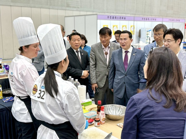 ▲경기도의회 농정해양위원회 소속 의원들이 '2024 경기미 김밥 페스타'를 둘러보고 있다. ⓒ경기도의회