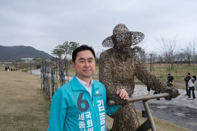 ▲참여정부 시절 청와대 대변인으로 5년간 활동한 김종민 국회의원이 22대 총선 유세 도중 세종시 중앙공원에 있는 노무현 대통령 동상 앞에서 회상에 잠겨 있다 ⓒ김종민국회의원실