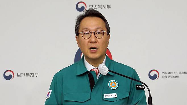 박민수 보건복지부 제2차관이 29일 오전 정부세종청사 보건복지부 브리핑룸에서 의사 집단행동 중앙재난안전대책본부 회의 결과를 설명하고 있다.