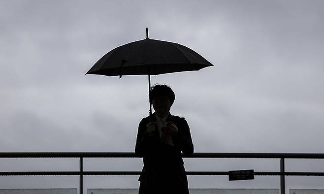 서울 중구 남산에서 우산을 쓴 시민이 이동하고 있다. 뉴시스