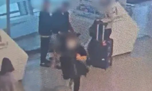 지난 20일 인천국제공항에서 돈 가방을 훔쳐 도주하는 피의자 모습. 인천경찰청 제공