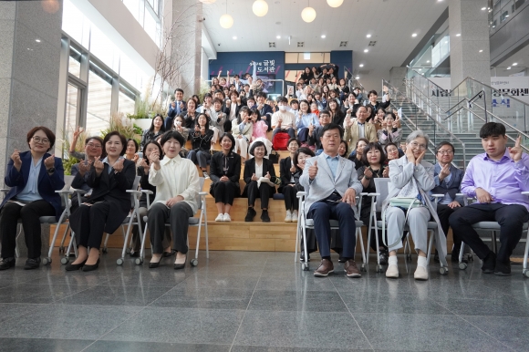 지난 26일 서울성북미디어문화마루에서 열린 시립성북청소년성문화센터 개소식에 참석한 김원중 의원(맨 앞줄 오른쪽에서 세 번째)