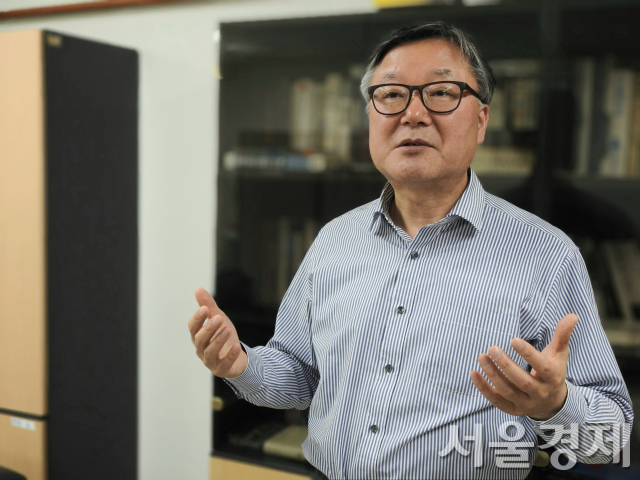 김영수 영남대 사회과학대 학장이 29일 경북 경산의 본교 캠퍼스 교정에서 서울경제신문과 인터뷰를 하고 있다. 경산=민병권 논설위원