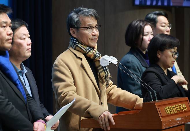 윤석열 대통령의 부인 김건희 여사에 명품가방을 건네는 장면을 촬영해 공개한 최재영 목사가 1월22일 국회 소통관에서 열린 김건희 특검법 즉각 수용 촉구 기자회견에서 발언하고 있다. ⓒ 연합뉴스