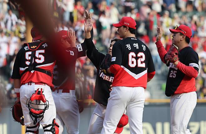 김선빈(오른쪽에서 세번째) 등 KIA 선수들이 28일 서울 잠실야구장에서 열린 KBO리그 LG전에서 승리한 뒤 하이파이브를 하며 기뻐하고 있다. 연합뉴스