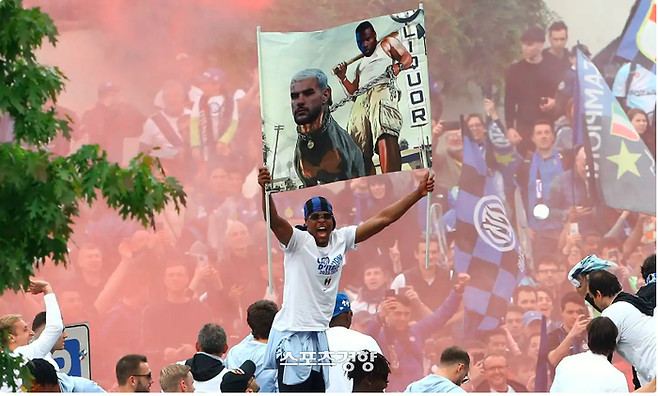 인터밀란 덴젤 덤프리스가 28일 세리에A 우승 축하 카퍼레이드에서 AC밀란 테오 에르난데스를 개로 표현한 걸개를 들고 있다. 풋볼이탈리아 캡처