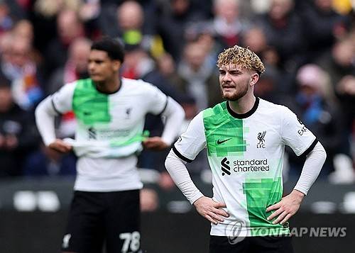 리버풀이 27일(한국시간) 잉글랜드 런던에 있는 런던 스타디움에서 열린 웨스트햄과의 2023-2024시즌 프리미어리그 35라운드 원정 경기에서 2-2로 비겼다.&nbsp;  리버풀은 이날 경기에서 승점 1점 확보에 그치며 3위(22승 9무 4패 승점 75)에 그쳤다. 2경기를 덜 치른 2위 맨체스터 싵(23승 7무 3패 승점 76)보다 뒤쳐졌고 선두 아스널(24승 5무 5패 승점 77)도 한 경기를 덜 치른 상태여서 사실상 리버풀이 우승 판도를 뒤집기 상당히 어려워졌다. 이날 후반 교체를 기다리던 모하메드 살라와 위르겐 클롭 감독이 터치라인에서 언쟁을 벌이며 리그 막판 분열되는 모습을 보였다. 연합뉴스