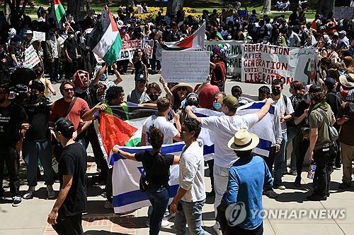 미국 UCLA 캠퍼스에서 맞불시위를 벌이는 친이스라엘·친팔레스타인 시위대 [로스앤젤레스 로이터=연합뉴스]