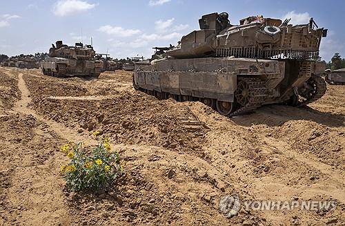 가자지구 국경 인근에 있는 이스라엘군 탱크 [UPI=연합뉴스 자료사진]