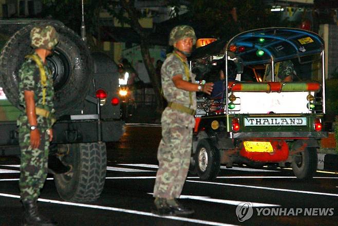 도로 통제하는 태국군 [EPA 연합뉴스 자료사진. 재판매 및 DB 금지]