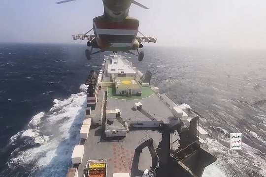 지난해 11월 19일(현지시각) 후티군 병사들이 탑승한 헬기 한 대가 예멘 연안 홍해에서 화물선 갤럭시 리더호에 접근하고 있다. 사진=AP/뉴시스