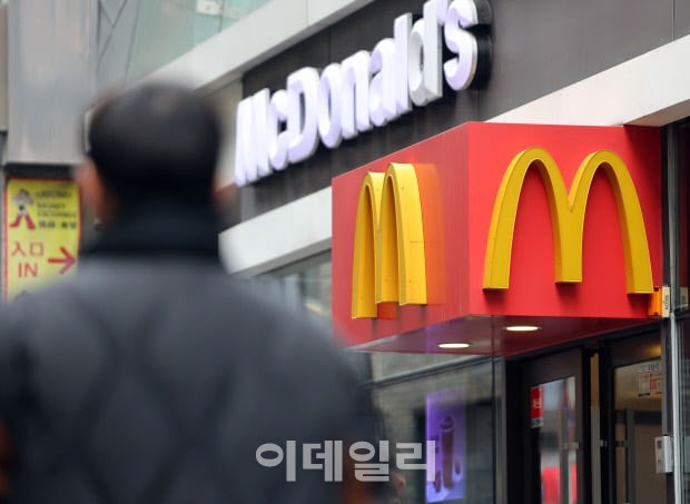 서울 시내 한 맥도날드 매장 앞을 시민이 지나가고 있다. (사진=연합뉴스)