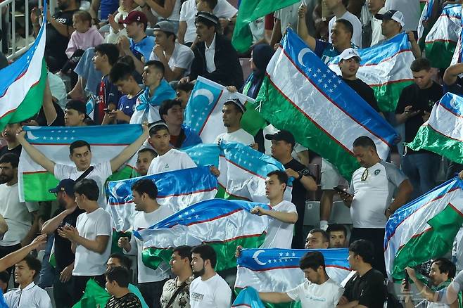 기뻐하는 우즈베키스탄 팬들 ⓒ AFP=뉴스1