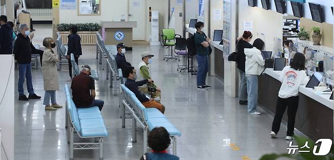 25일 전북자치도 전주시 한 병원에서 환자들이 진료 접수를 하고 있다. 2024.4.25/뉴스1 ⓒ News1 유경석 기자