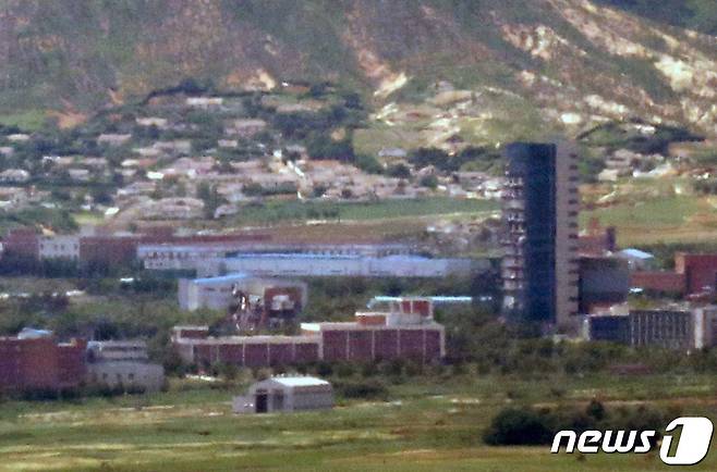 개성공단 내 남북공동연락사무소와 개성공단 지원센터. ⓒ News1 조태형 기자