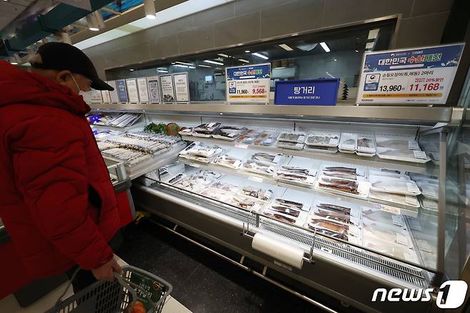 23일 한국은행에 따르면 지난해 12월 생산자물가지수는 121.19(2015년=100)로 11월(121.02)보다 0.1% 올랐다. 품목별 전월 대비 등락률을 보면 농림수산품이 4.9% 상승했다. 특히 연말 수요 증가·작황 부진 등으로 딸기가 154.1%, 사과는 17.4% 올랐고, 어획량 감소로 물오징어도 42.6% 올랐다. 사진은 이날 오후 서울 시내 대형마트 수산물 코너 모습. 2024.1.23/뉴스1 ⓒ News1 김민지 기자