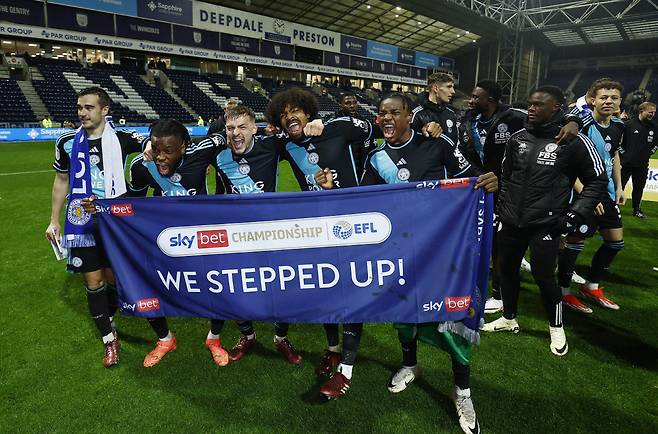 '동화'는 계속된다. 레스터시티가 잉글랜드 프리미어리그(EPL)로 돌아온다. 레스터시티는 30일(한국시각) 영국 프레스턴 딥데일에서 열린 프레스턴과의 2023~2024시즌 잉글랜드 챔피언십(2부리그) 45라운드 원정 경기에서 3대0 완승을 거뒀다. 31승4무10패. 승점 97이 된 레스터시티는 남은 경기에 상관없이 2위 리즈 유나이티드(승점 90)을 제치고 우승을 확정지었다. 챔피언십 우승에 성공한 레스터시티는 다음 시즌 EPL로 복귀한다. 챔피언십은 1, 2위팀이 자동 승격하고, 3~6위팀이 플레이오프를 통해 승격을 결정한다. 

<저작권자(c) 연합뉴스, 무단 전재-재배포, AI 학습 및 활용 금지>