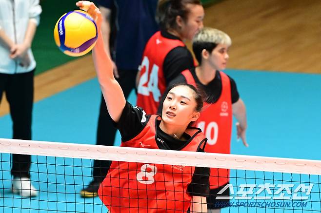 중국의 미들블로커 장위가 30일 아시아쿼터 트라이아웃 이틀째 연습경기에서 스파이크를 날리고 있다. 사진제공=KOVO