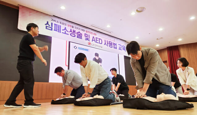응급 의료 교육에 참가한 LX인터내셔널 임직원들이 30일 서울 종로구 본사에서 전문 강사의 지도에 따라 심폐소생술 실습을 하고 있다. (사진=LX인터내셔널)