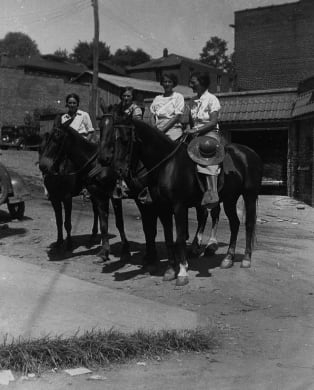 미국의 이동도서관 사업. 여인들이 말을 타고 산간벽지에 책을 나르며 대여해 줬다. 사진은 책 배달을 하기 위해 말을 타고 출발하려는 켄터키주 여인들. /위키피디아