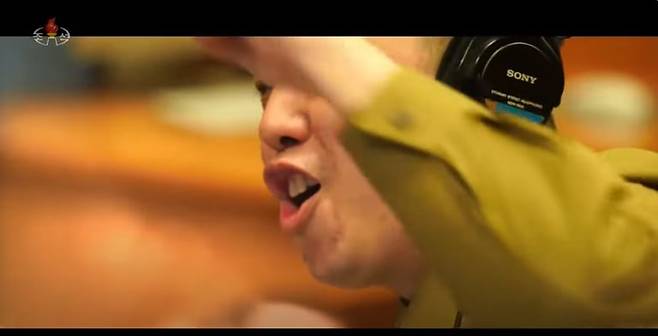 북한 뮤직비디오 ‘친근한 어버이’ 영상에서 일본제 헤드폰을 착용하고 있는 등장인물. /조선중앙TV