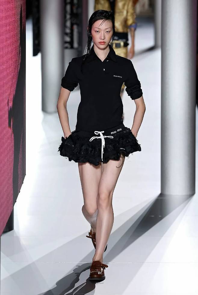 미우 미우 2024 SS 컬렉션. 이번 시즌 폴로 셔츠가  걸 코어 룩의 주요 아이템이다. 미우 미우.