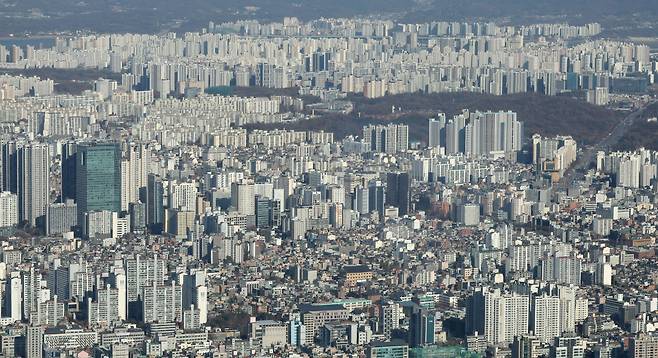 서울 송파구 롯데월드타워 전망대에서 바라본 아파트 단지의 모습/뉴스1