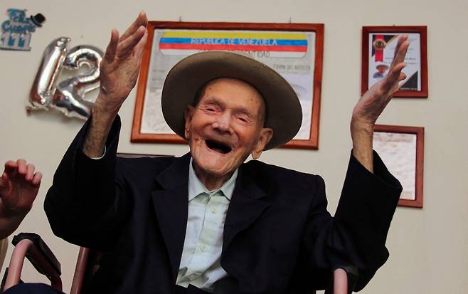 세계 최고령 남성이었던 베네수엘라 농부 후안 비센테 페레스 모라가 2022년 기네스세계기록(GWR)에 이름을 올릴 당시 모습. 사진 속 페레스의 나이는 112세였다. 그는 지난 3일 114세의 나이로 세상을 떠났다. /AFP 연합뉴스